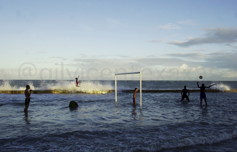 Futebol na beira mar.