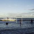 Futebol na beira mar.